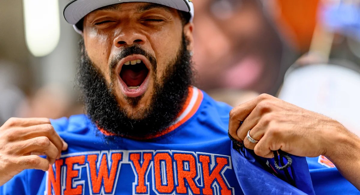 The Knicks raise their first title banner in 50 years