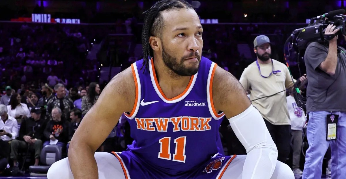The Knicks raise a banner